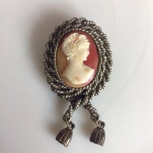 Vintage Cameo Brooch with Timeless Elegance
